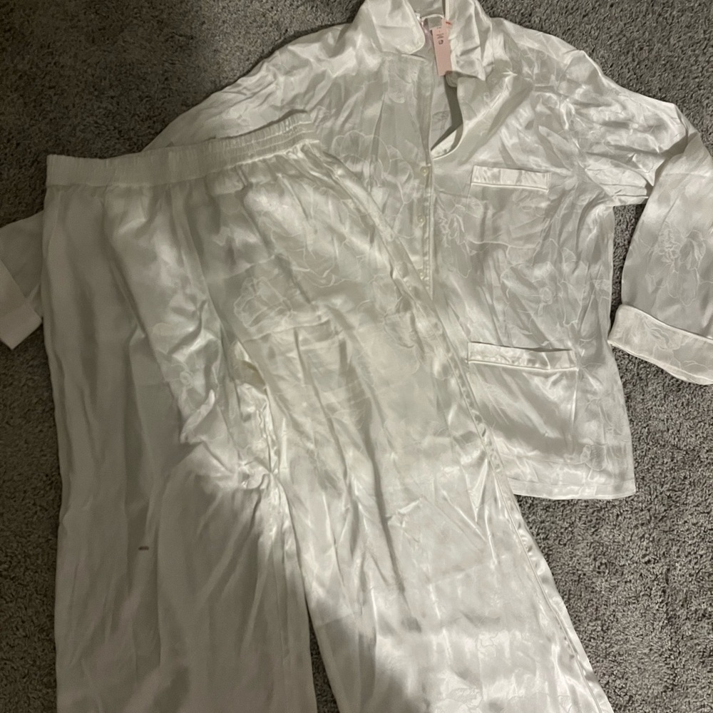 VS Pajama Set - Picture 2 of 5